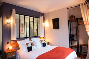A neatly made bed with white and red bedding, a wooden headboard, and two bedside lamps. - La Maison Carpe Diem (Les Andelys)