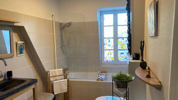Romantic Suite, Ensuite (La Mansarde) | Bathroom | Towels