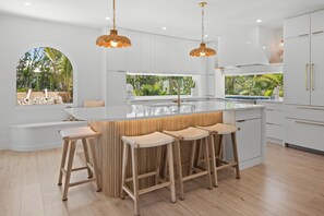 Fridge, microwave, oven, stovetop - Jungalow Beach by Beach Boutique Rentals (Anna Maria)