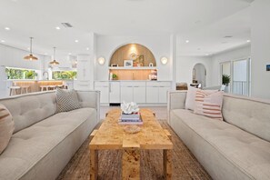 Smart TV, books, stereo, offices - Jungalow Beach by Beach Boutique Rentals (Anna Maria)