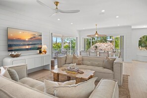 TV connectée, livres, chaîne hi-fi, espaces bureaux