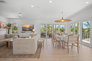 TV connectée, livres, chaîne hi-fi, espaces bureaux