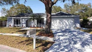 Exterior - Entire House -Private Pool 3 Bedrooms 2 Baths (Oldsmar)