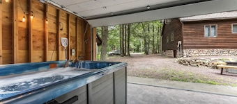 Modern Poconos Chalet, Hot Tub, Pet-Friendly!