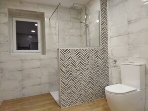 Dusche, Haartrockner, Handtücher, Seife