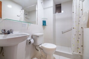 Superior Double Room | Bathroom | Shower, designer toiletries, towels, soap - Hotel Mosna (Arequipa)