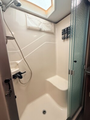 Shower, towels, soap, toilet paper - Riverside Retreat, Kayak, Swin, Fish (Dade City)