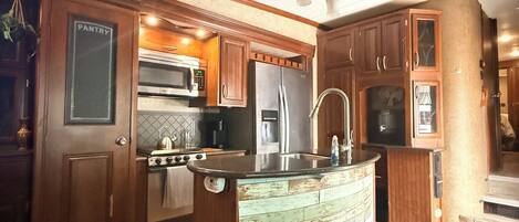 雪櫃、微波爐、焗爐、爐具