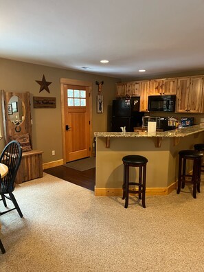 Fridge, microwave, oven, stovetop - Central to the Hub Sports Center, biking, hiking, walking, running and lakes! (Hauser)