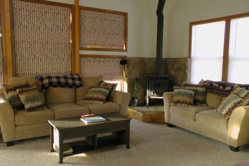 Red's Retreat- beautiful Mtn View, Game Room and Hot Tub!