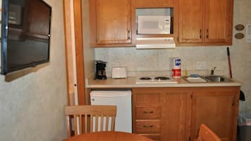 Basic Cottage | Private kitchen | Full-size fridge, microwave, oven