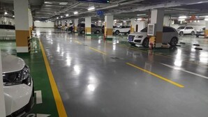 A multi-level parking garage with several cars parked. - Xishihui Hotel (Mishan)