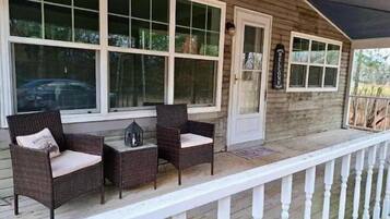 Basic House, River View | Terrace/patio