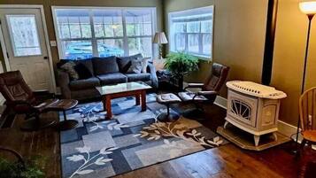 Casa básica, vista al río | Área de sala de estar