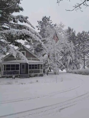 Basic House, River View | Free WiFi - North Branch Outing Club (Grayling)