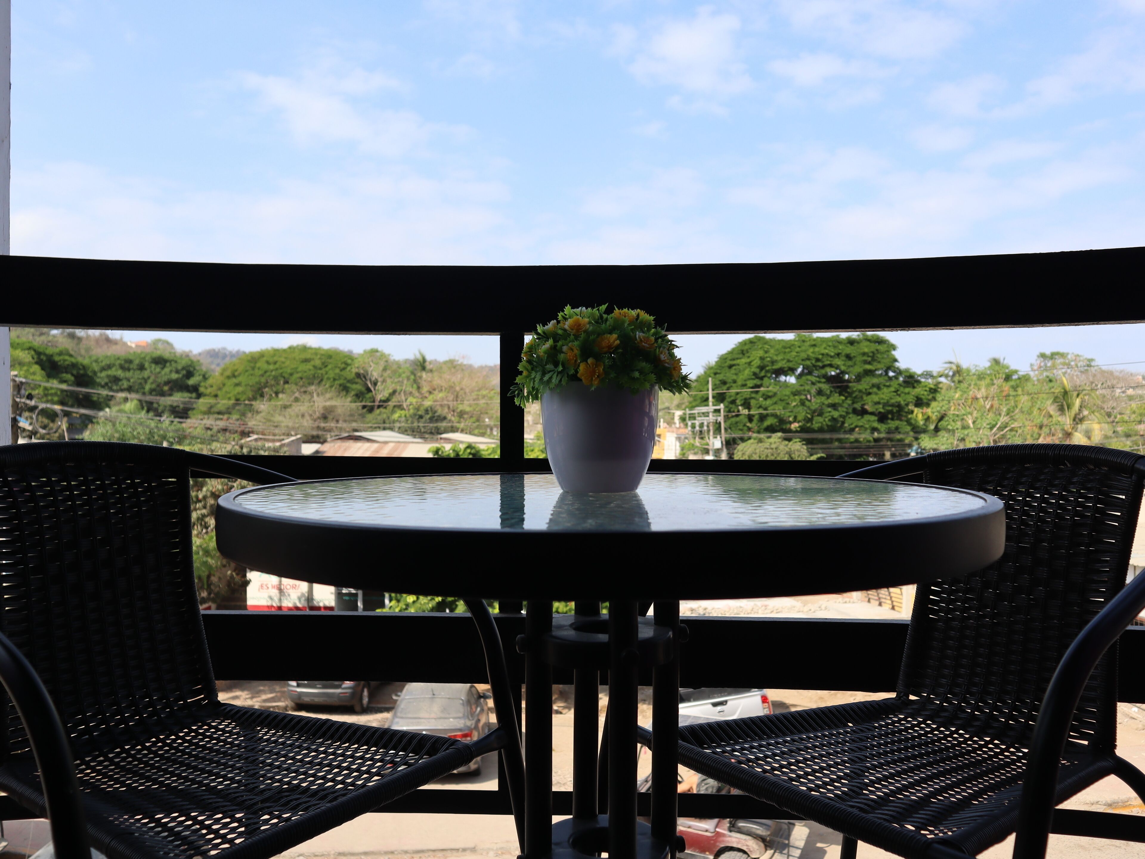 Habitación panorámica, 1 cama de matrimonio grande, fumadores, vistas a la ciudad | Zona de estar | Televisión de pantalla plana de 32 pulgadas con canales por cable