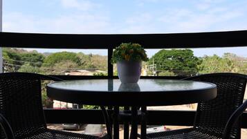 Habitación panorámica, 1 cama de matrimonio grande, fumadores, vistas a la ciudad | Zona de estar | Televisión de pantalla plana de 32 pulgadas con canales por cable