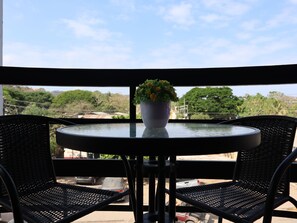 Panorama-Zimmer, 1  King-Bett, Raucher, Stadtblick | Wohnbereich