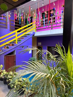 Télévision à écran plat de 32 pouces avec chaînes par câble, télévision