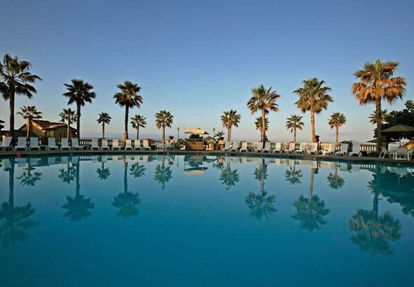 Alberca al aire libre y alberca climatizada