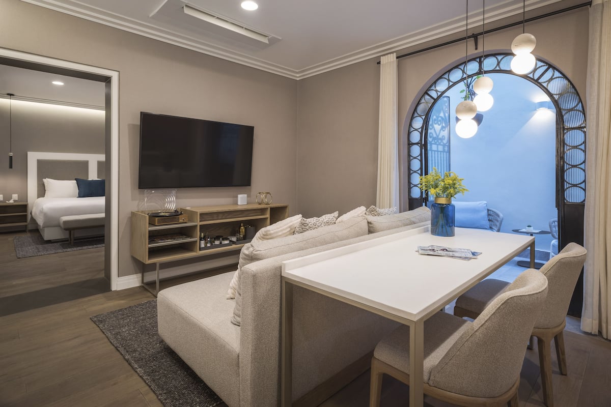 Suite Desain | Minibar, brankas, dan Wi-Fi gratis