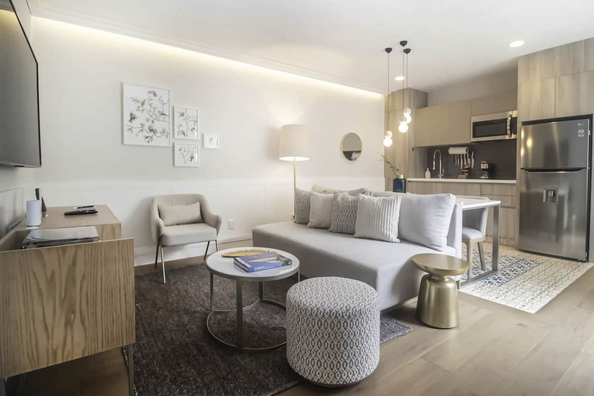 Apartemen Desain, 1 Tempat Tidur King dengan tempat tidur Sofa | Minibar, brankas, dan Wi-Fi gratis