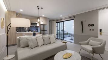 Design Suite, 1 King Bed with Sofa bed, Non Smoking, Kitchen | Minibar, in-room safe, individually furnished, free WiFi