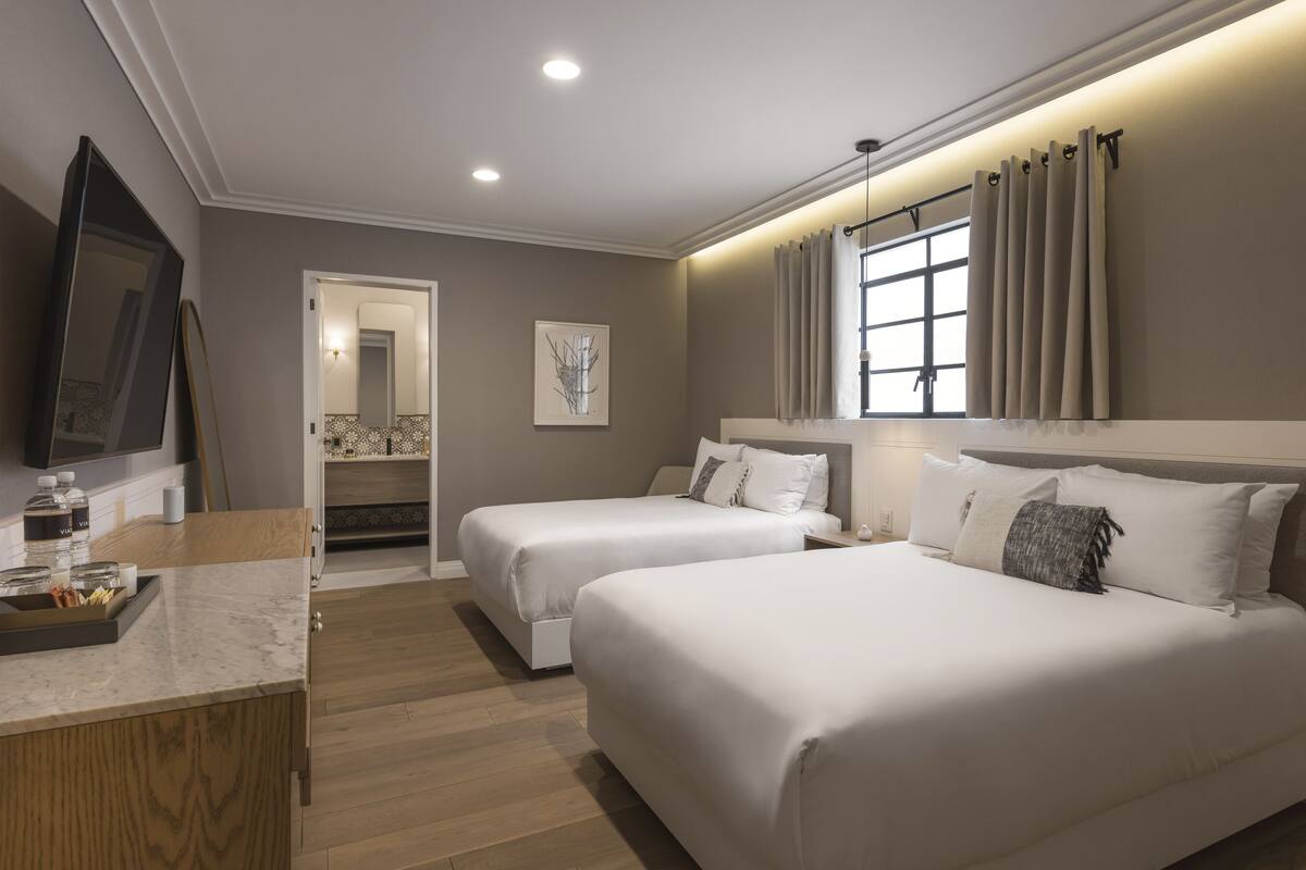 Kamar Double Kota | Minibar, brankas, dan Wi-Fi gratis
