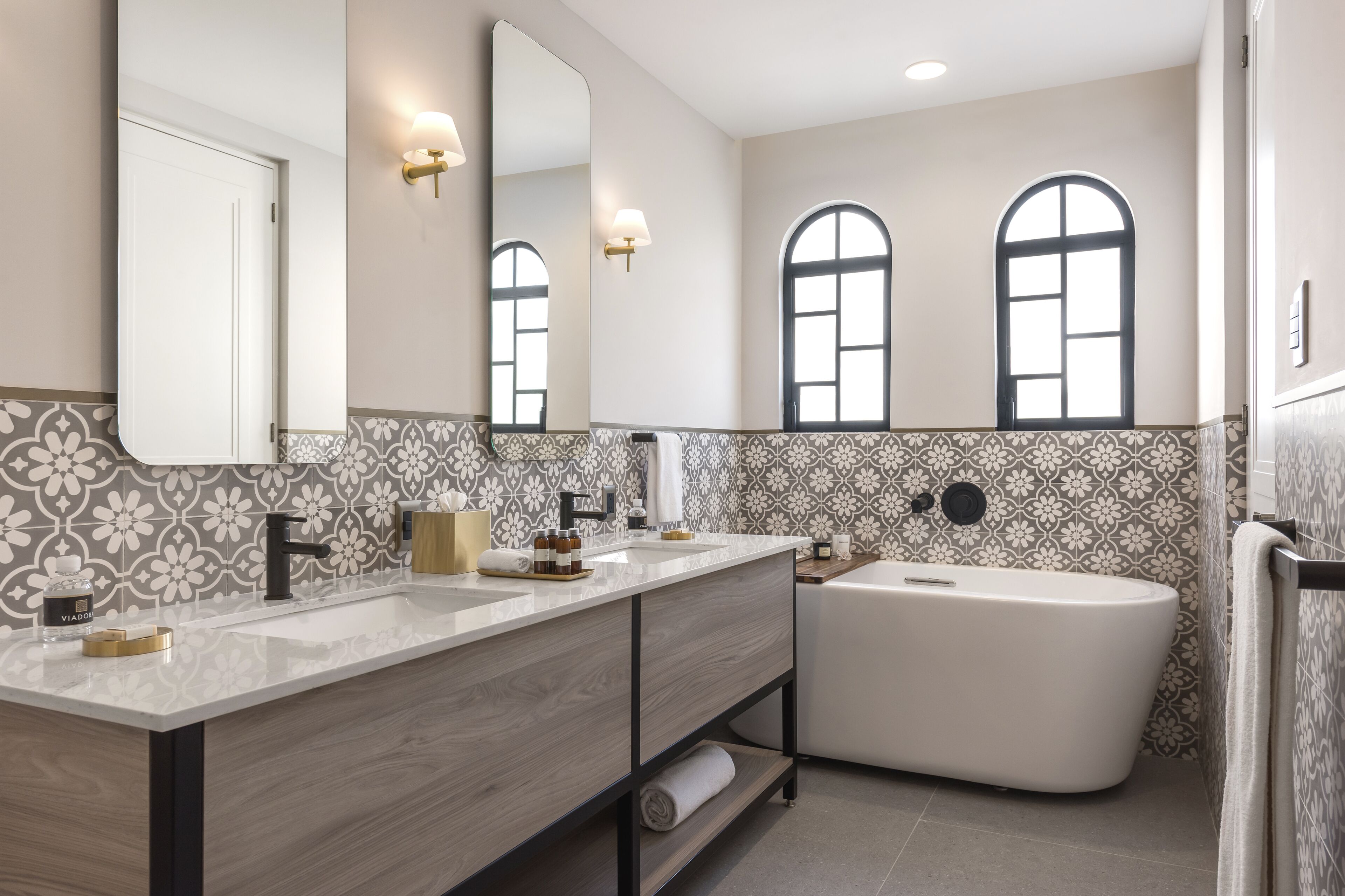 separate bathtub and shower, hair dryer, towels