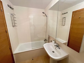 浴槽、ビデ、タオル、トイレットペーパー