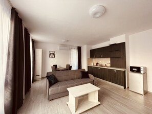 Luxury Apartment, 1 Bedroom, Smoking, Mountain View | 1 bilik tidur, peralatan tempat tidur premium, dihias secara berasingan