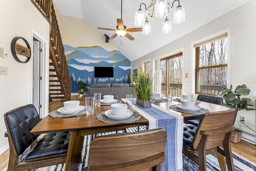 Pet Friendly Modern Poconos Home! Hot Tub, Cozy Woodlands!