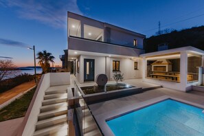 Una piscina al aire libre, una piscina climatizada