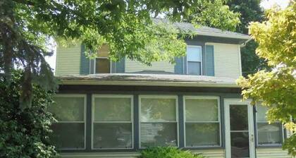 Aunt Jane's Yellow House downtown Great for Events