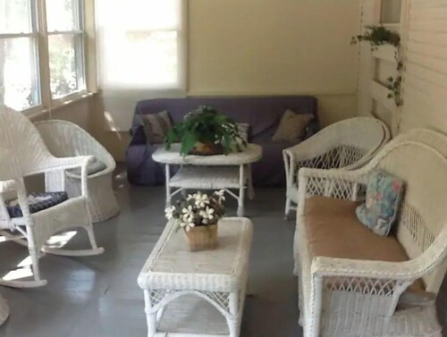 Aunt Jane's Yellow House downtown Great for Events