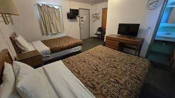 Kamer, 2 tweepersoonsbedden, niet-roken | Een bureau, een strijkplank/strijkijzer, gratis wifi, beddengoed
