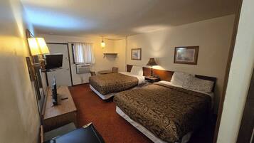 Kamar, 2 Tempat Tidur Queen, Bebas Asap Rokok | 1 kamar tidur, meja kerja, setrika/meja setrika, dan Wi-Fi gratis