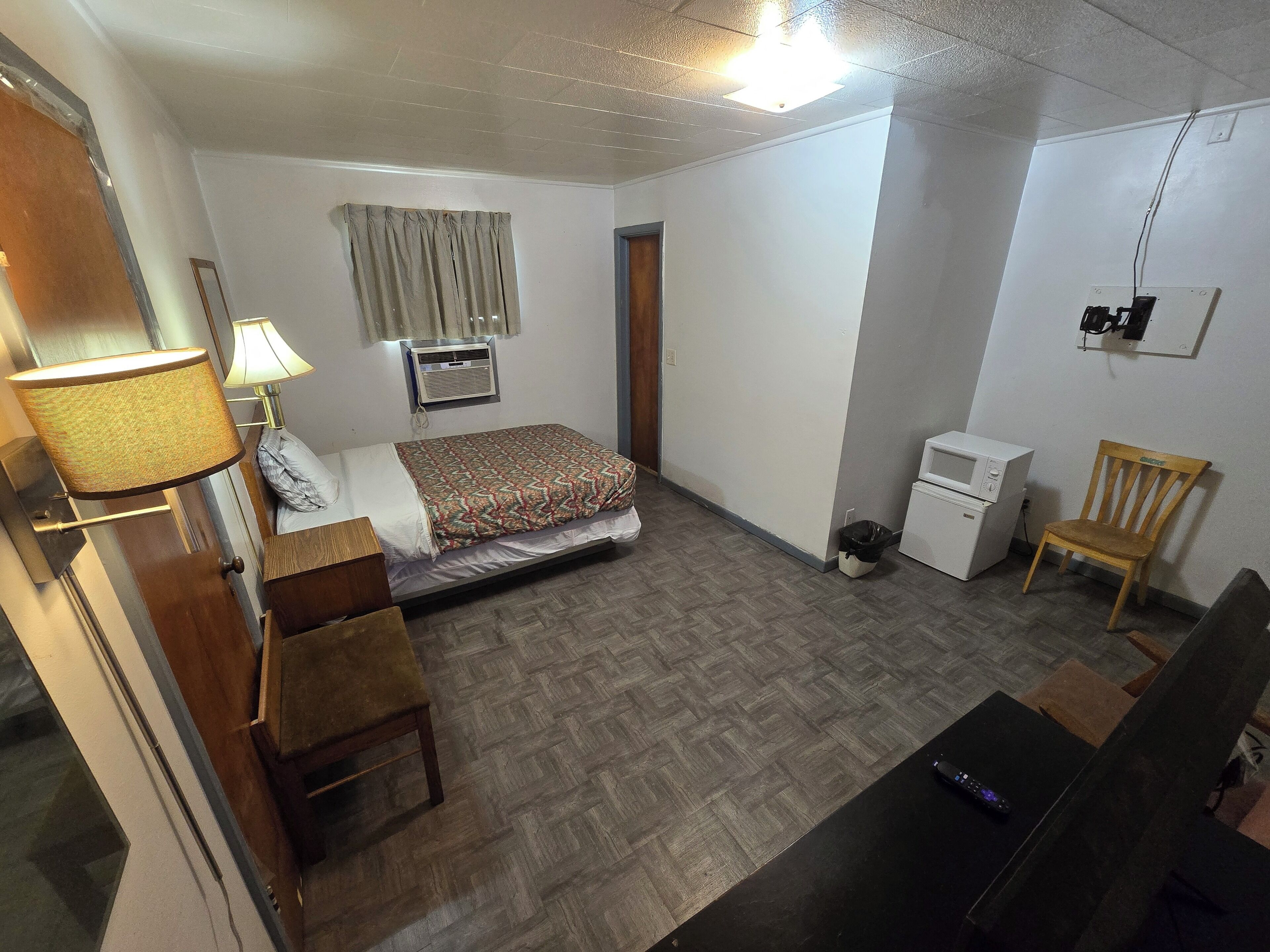 Room, 1 Double Bed, Non Smoking | Desk, iron/ironing board, free WiFi, bed sheets