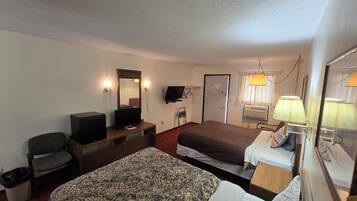 Zimmer, 2 Queen-Betten, Nichtraucher | Schreibtisch, Bügeleisen/Bügelbrett, kostenloses WLAN, Bettwäsche