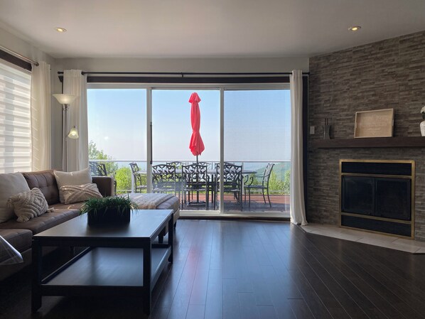 Smart-TV, Kamin, DVD-Player, Bücher