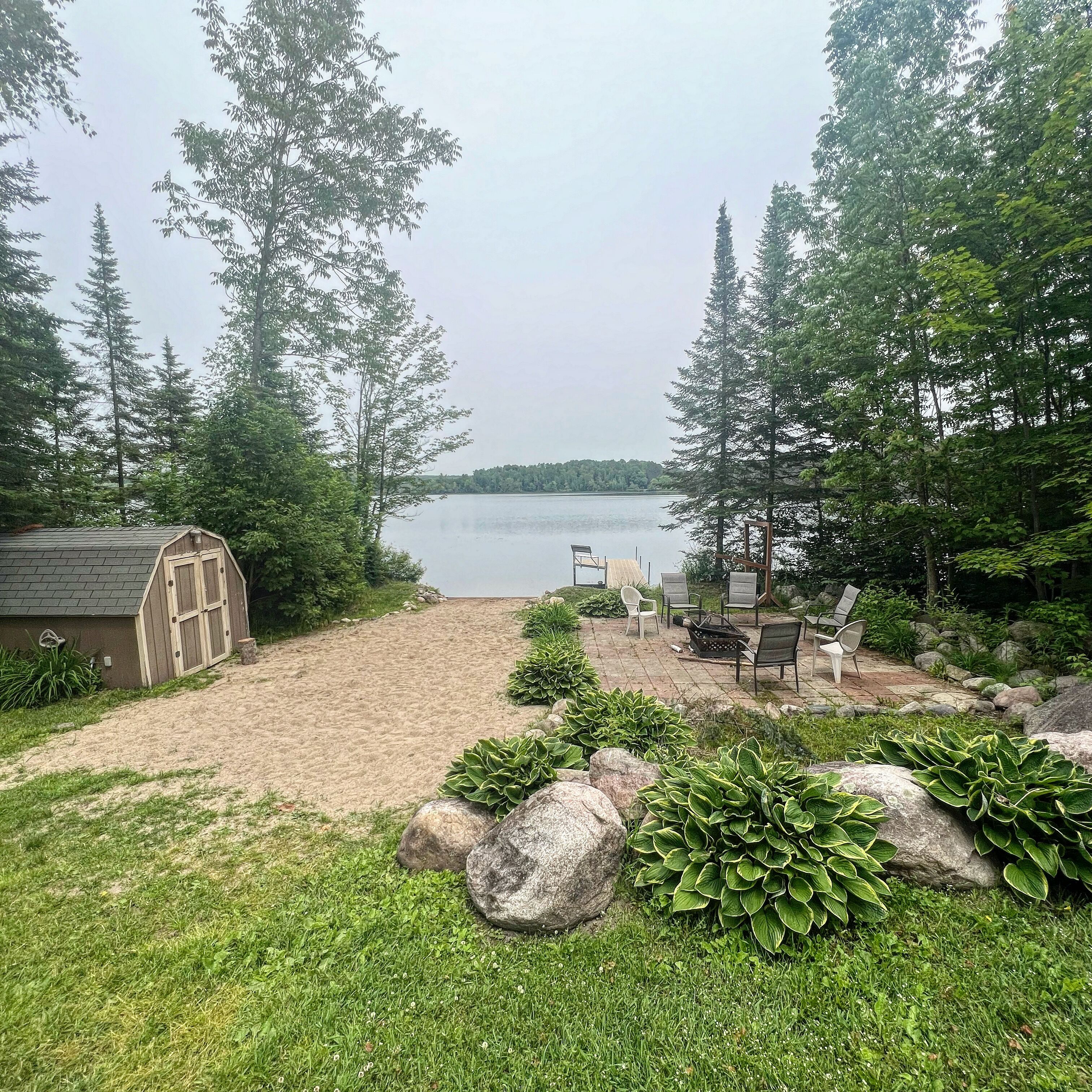Tucked in the woods, a family-friendly cabin escape. 