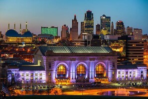 A historic building with large arched windows and a central courtyard. - DOWNTOWN, 5 STARs, 65" TV, 4 BR / 3 baths EN-suite, UPDATED, walkable, BOOK NOW  (Kansas City)