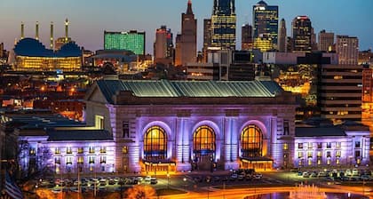 DOWNTOWN, 5 STARs, 65" TV, 4 BR / 3 baths EN-suite, UPDATED, walkable, BOOK NOW