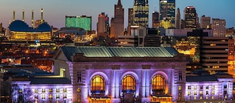 DOWNTOWN, 5 STARs, 65" TV, 4 BR / 3 baths EN-suite, UPDATED, walkable, BOOK NOW