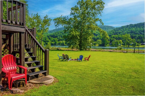 Enjoy Relaxing at Riverfront Property 4 miles from Sandstone Falls!