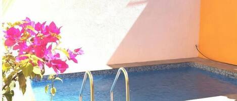 Alberca al aire libre y alberca climatizada