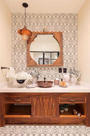 Junior Studio Suite | Bathroom | Hair dryer, towels