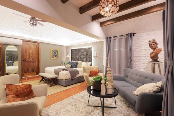 Deluxe Studio Suite | In-room safe, free WiFi, bed sheets