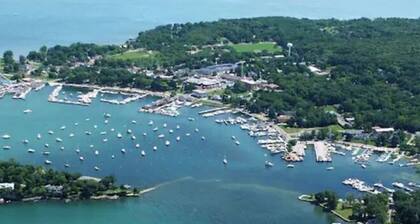 Bottom Floor apartment in heart of downtown Put in Bay resort area!