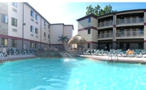 Bottom Floor apartment in heart of downtown Put in Bay resort area!